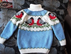 вязаный свитер со снегирями