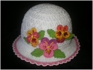 вязаная шляпка крючком с цветами