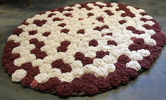 Мягкий коврик из розочек из остатков пряжи для уютного дома