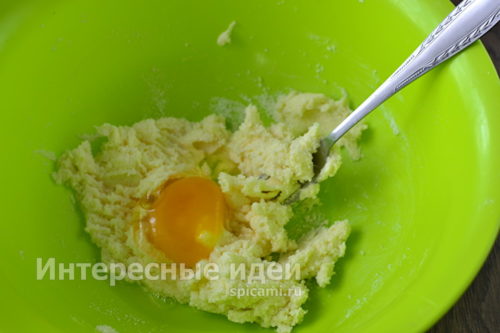 добавить яйцо