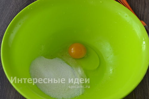 яйцо с сахаром, ванилином и солью