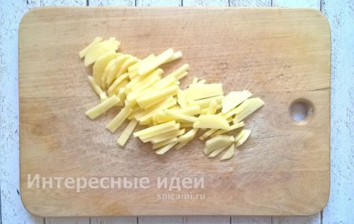 картофель нарезать соломкой