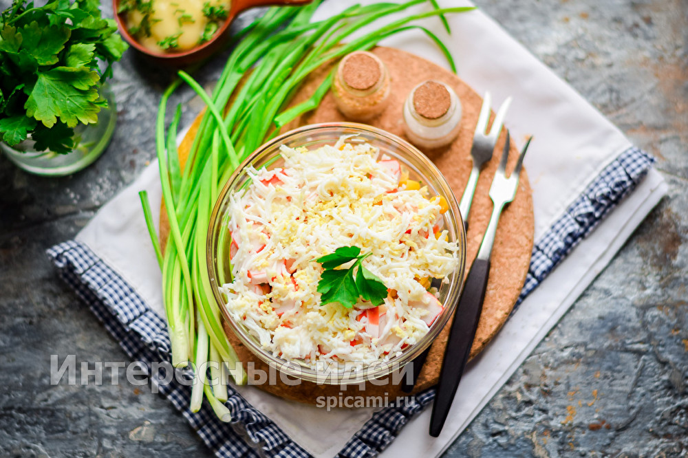 Слоеный салат Новинка — очень вкусно, сытно и просто салат "Новинка" с крабовыми палочками и колбасой