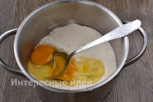 добавить яйца и ванильный сахар