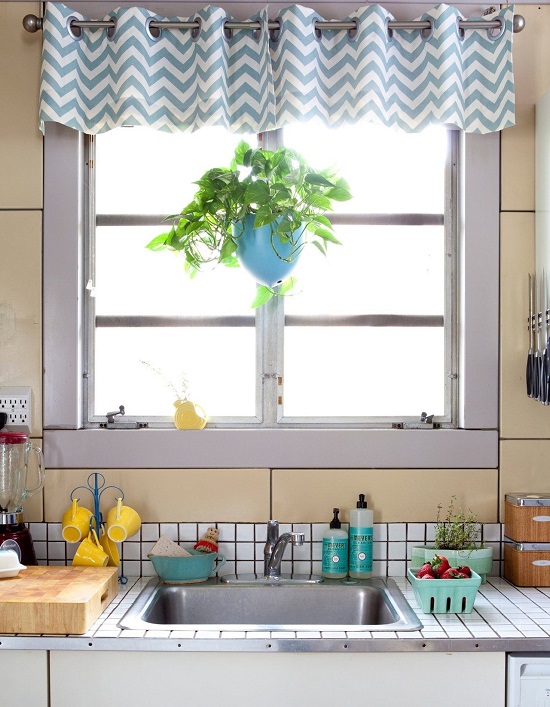 Как оформить окно на кухне: шьем уютные шторы