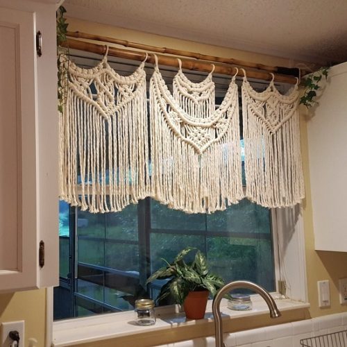 Как оформить окно на кухне: шьем уютные шторы