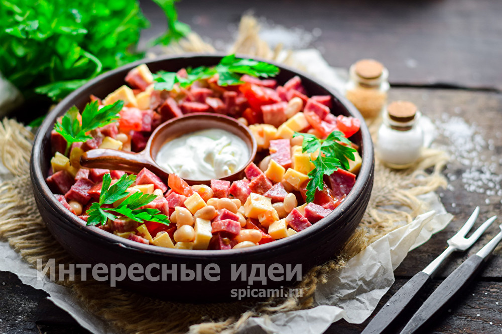 Салат «Обжорка» с фасолью и копченой колбасой салат Обжорка с фасолью и копченой колбасой