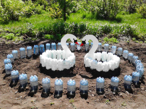 Оригинальные поделки из пластиковых бутылок для сада и огорода