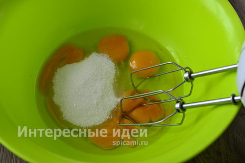 смешать яйца, сахар, соль