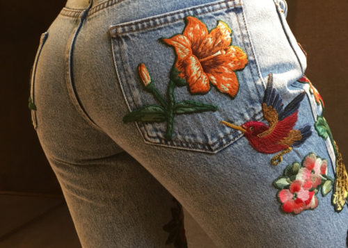 10 идей как украсить джинсы вышивкой