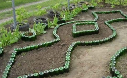 18 идей как использовать стеклянные бутылки на садовом участке
