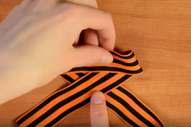 Как правильно завязывать георгиевскую ленточку на одежде