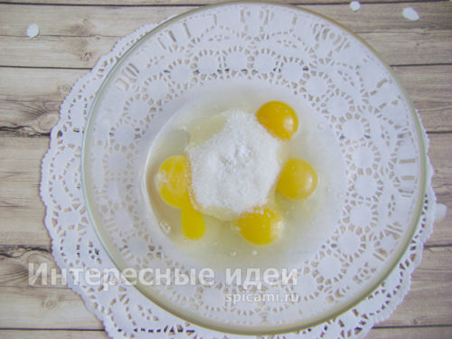 яйца, сахар, ванилин и соль