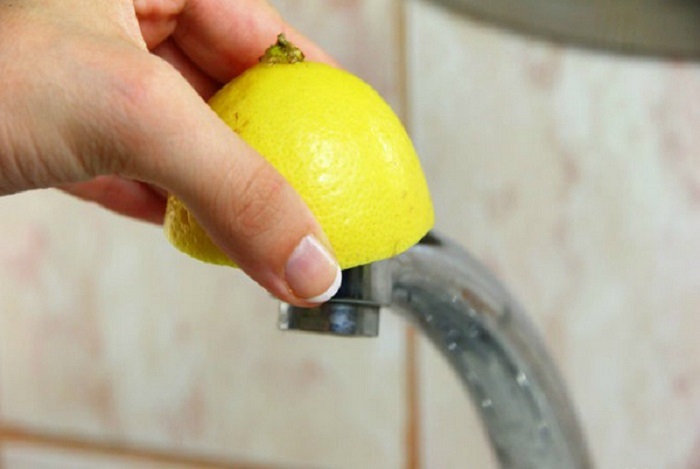 мытье сантехники лимонным соком