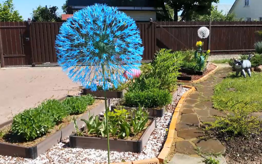 Гигантский одуванчик из коктейльных трубочек для украшения участка гигантский одуванчик