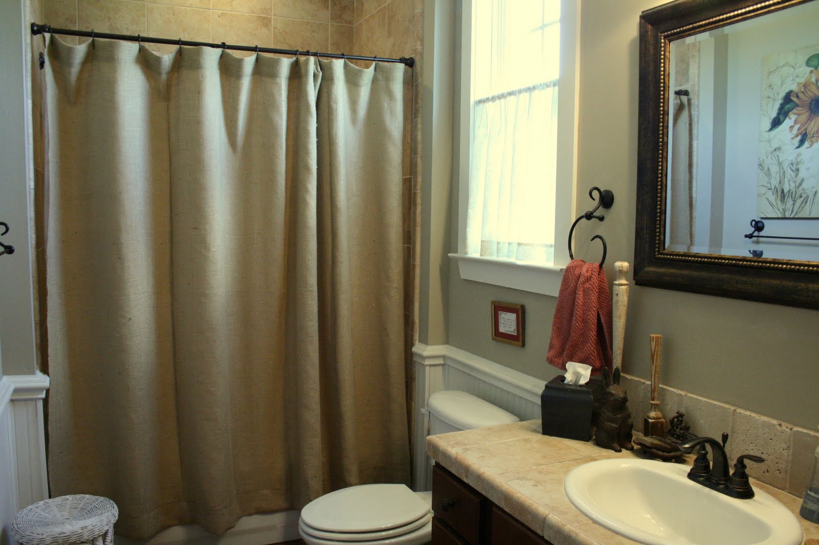 Шторка ванной фото. Штора для ванной комнаты. Ванная комната со шторкой. Ванная с занавеской. Шторы в ванную комнату тканевые.
