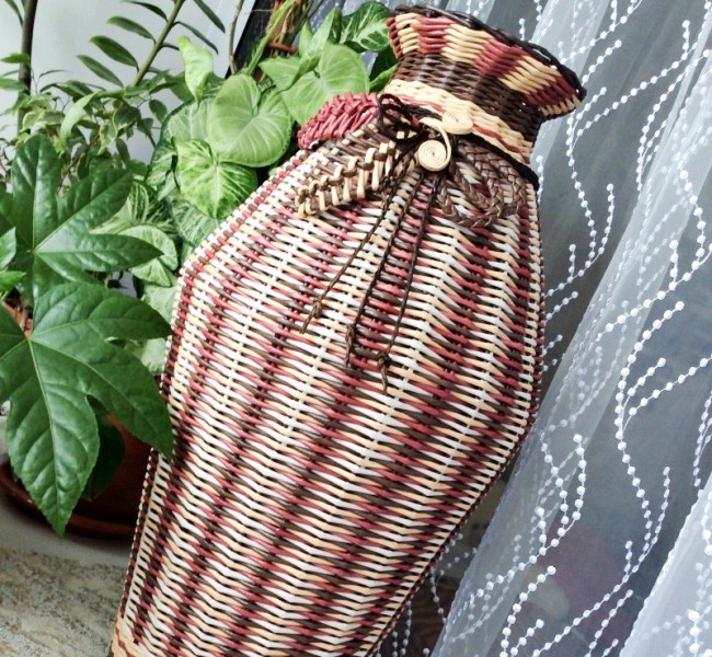 Декор вазы газетными трубочками: основные этапы Vaza-iz-gazetnyih-trubochek