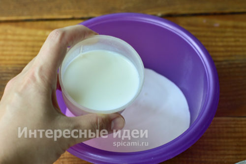 добавить теплое молоко