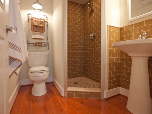 В тесноте, но с комфортом: 5 полезных советов по обустройству маленькой ванной комнаты
