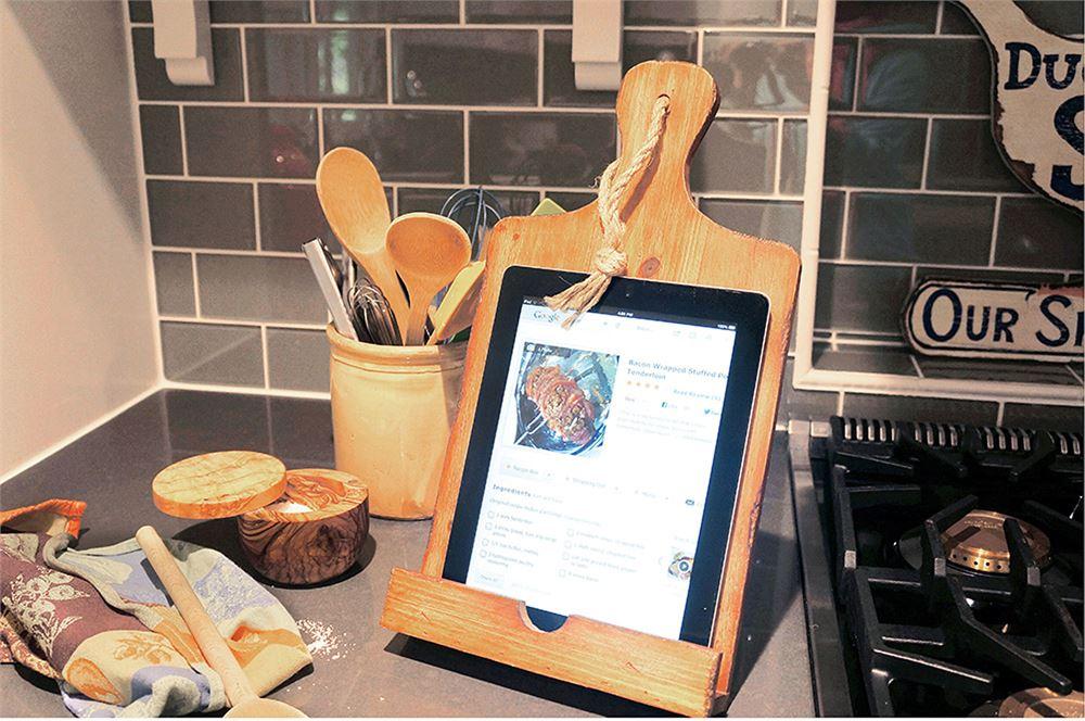 Как сделать стильную и удобную подставку для планшета из старой разделочной доски