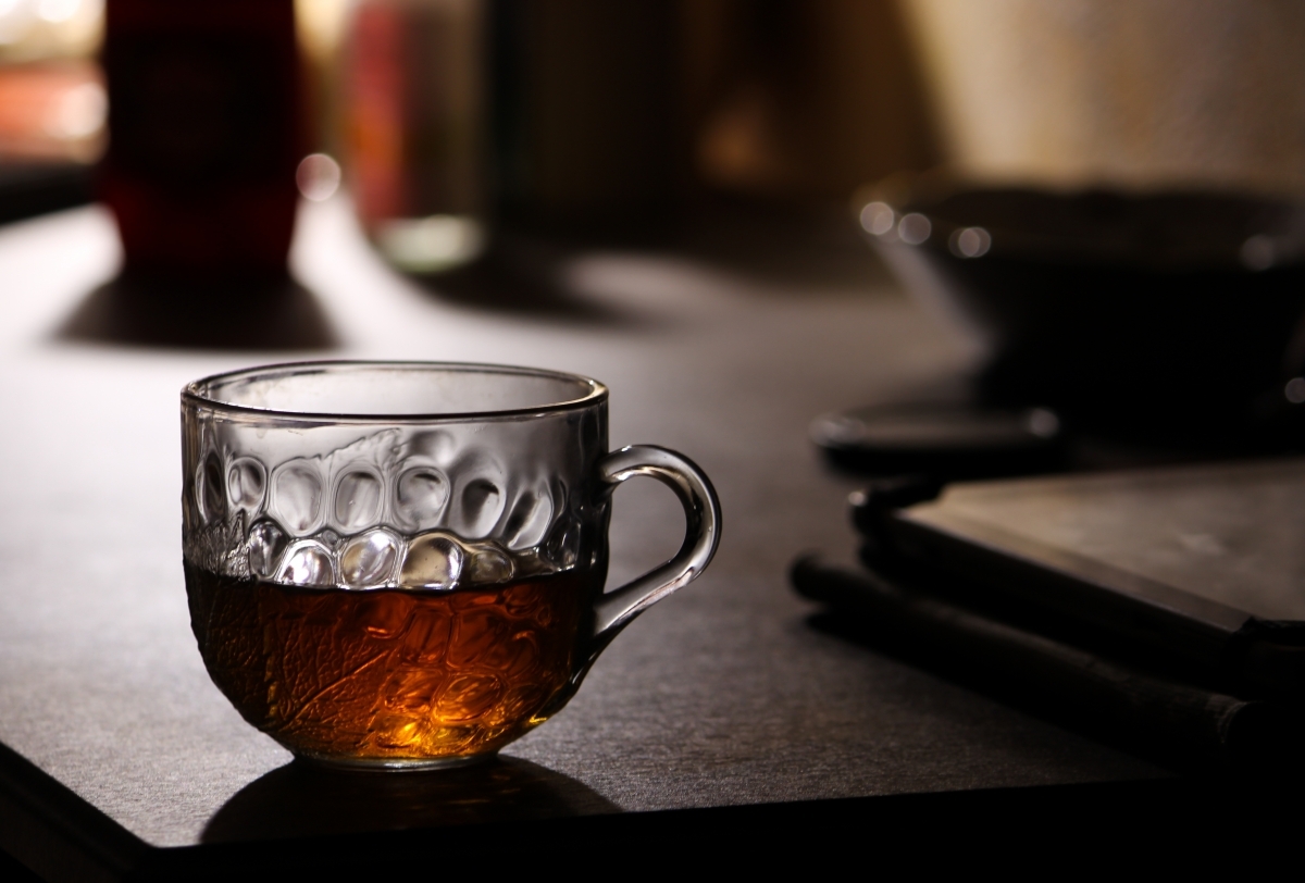 Почему по приметам нельзя оставлять на столе недопитый чай