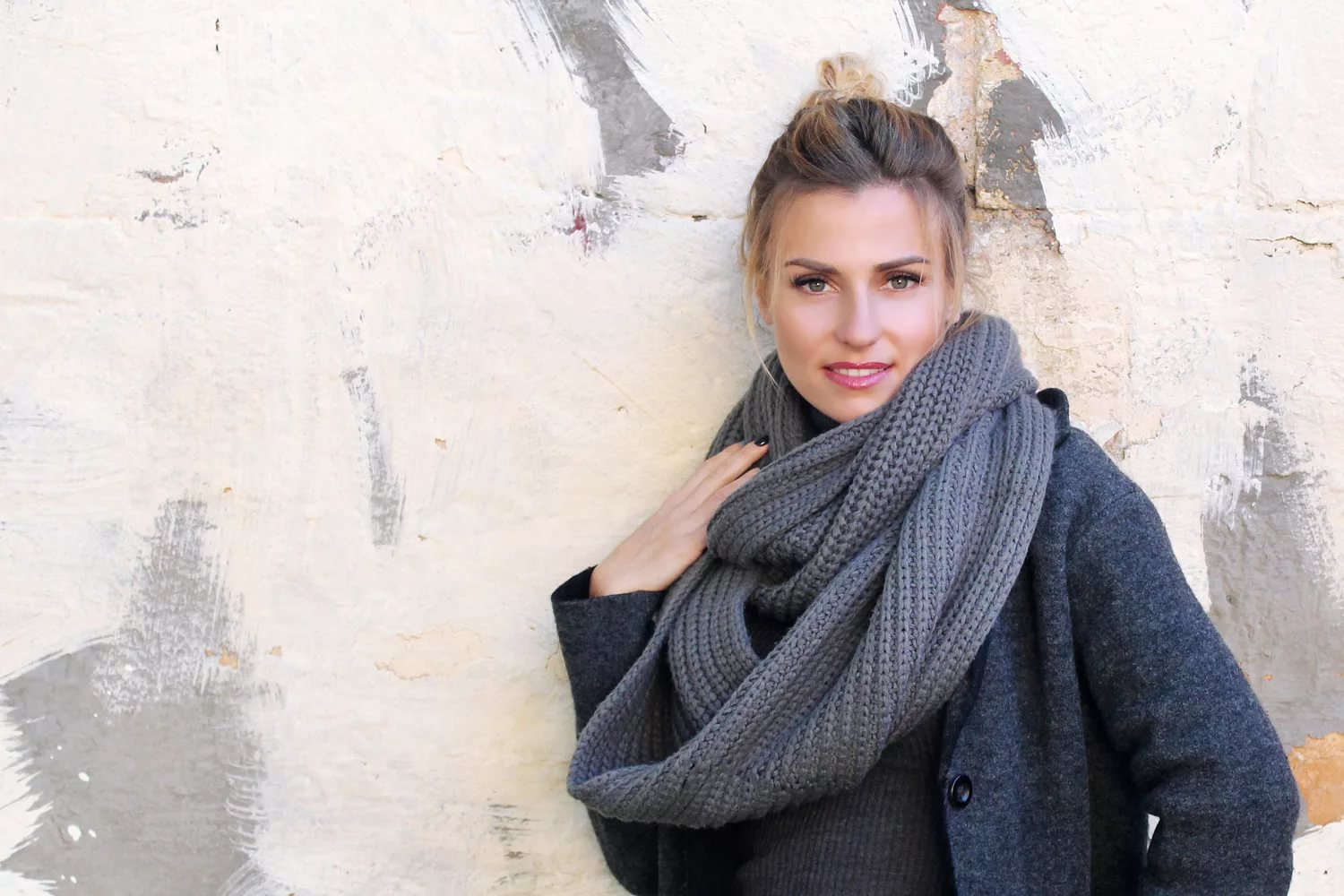 Как красиво носить шарф с пальто: 5 простых способов