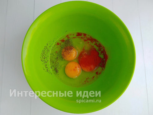 яйца с солью, перцем и паприкой
