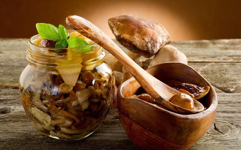 Как вкусно засолить грибы на зиму: 3 традиционных рецепта на любой вкус