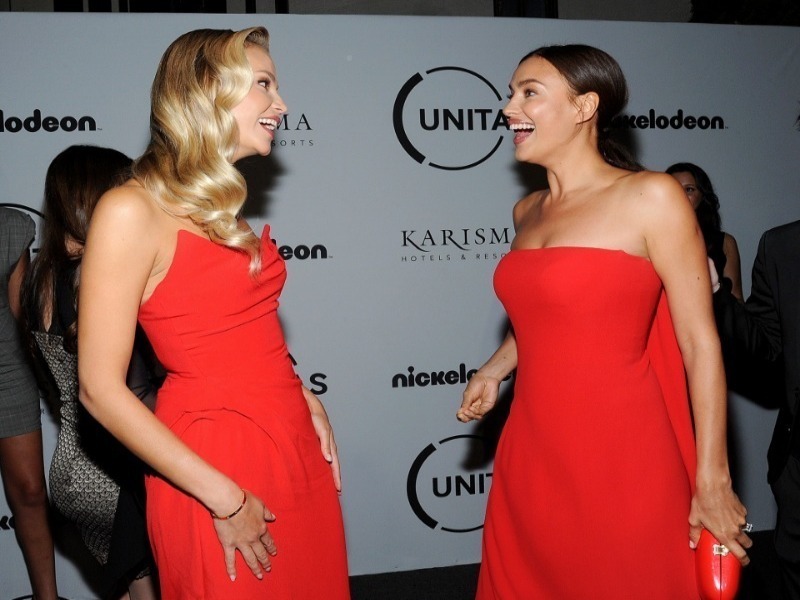 Модный конфуз: какие звезды появлялись на публике в одинаковых нарядах