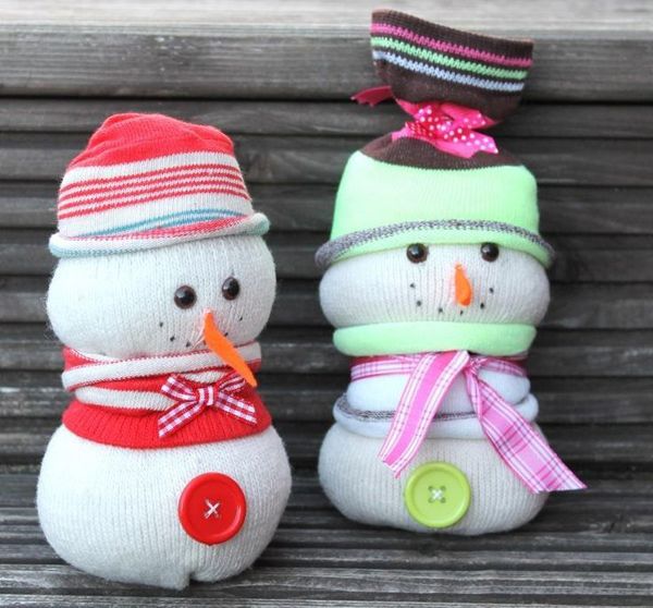 Как сделать снеговиков из носков