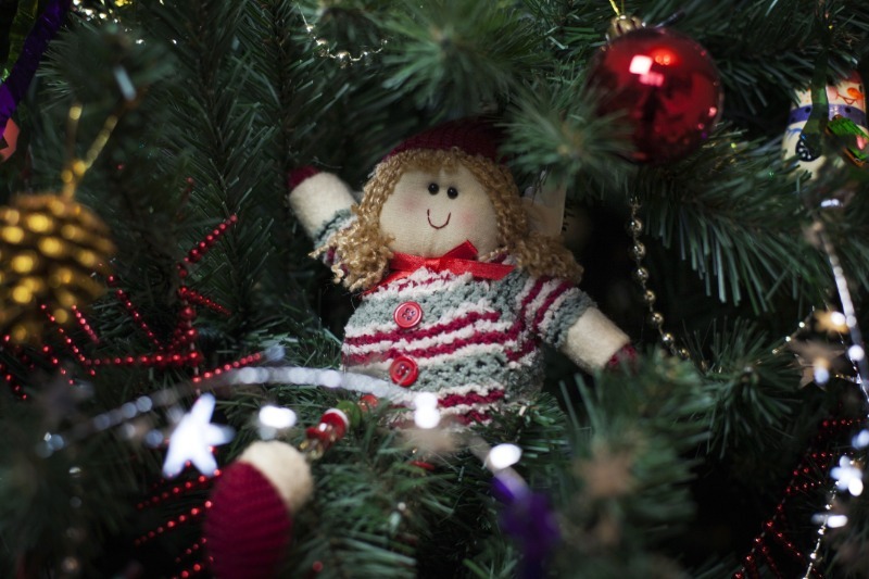 Чем, кроме игрушек и мишуры, можно украсить новогоднюю елку