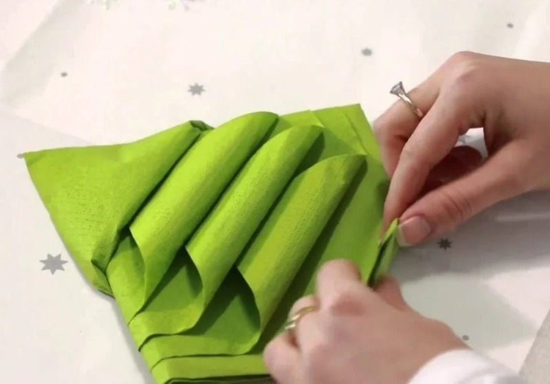 Как украсить новогодний стол: сворачиваем салфетки в виде елочки за 10 минут