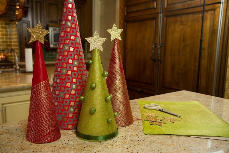 Как украсить новогодний стол: сворачиваем салфетки в виде елочки за 10 минут