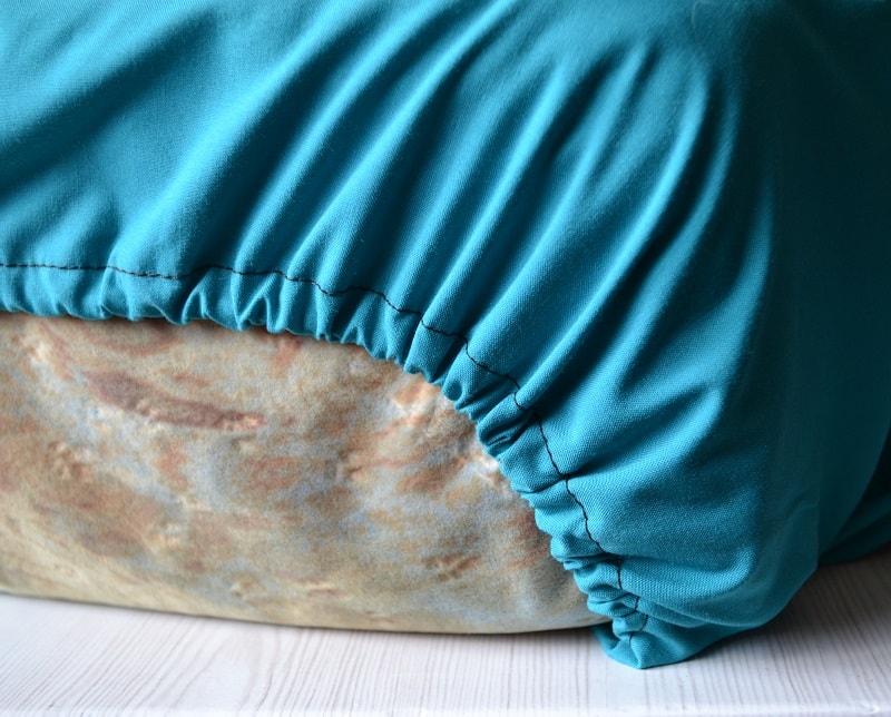 Как самому сшить удобную простынь на резинке, чтобы не переплачивать в магазине