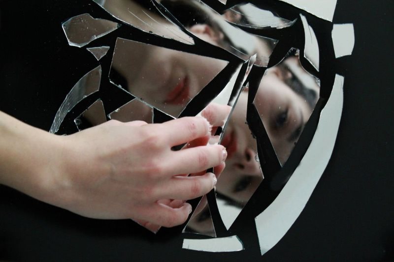 Чем по приметам опасно разбитое зеркало для незамужних женщин