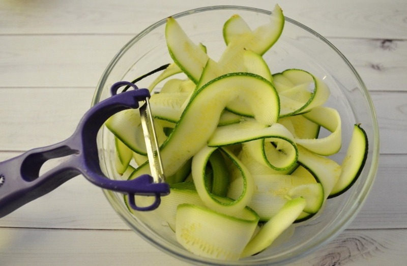 10 продуктов, которые можно тонко и красиво нарезать при помощи овощечистки