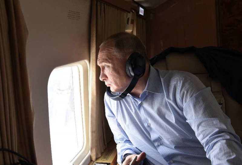Путин с вертолёта осмотрел пострадавшие от пожаров районы Челябинской области