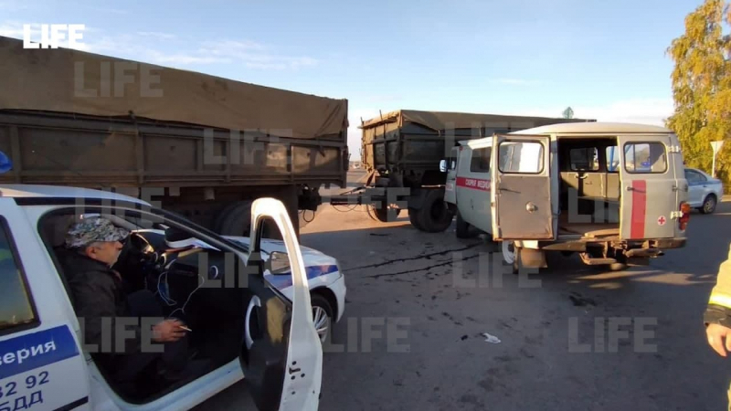 Девять врачей и санитаров пострадали после столкновения скорой с КамАЗом в Башкирии