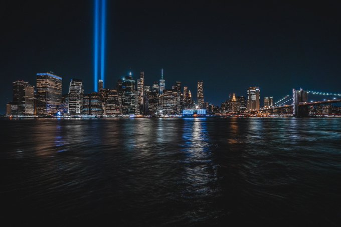 Два мощных луча-символа ударили в небо над Нью-Йорком