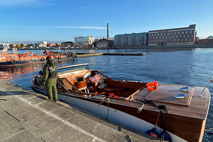 Катер с людьми на борту столкнулся с мостом и затонул в Петербурге