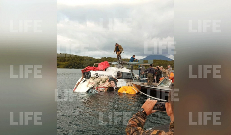 Лайф публикует фото поднятого со дна Курильского озера вертолёта Ми-8
