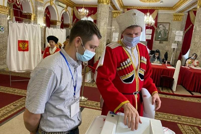 На Кубани казачья семья призвала не залёживаться дома и пришла на думские выборы в народных костюмах