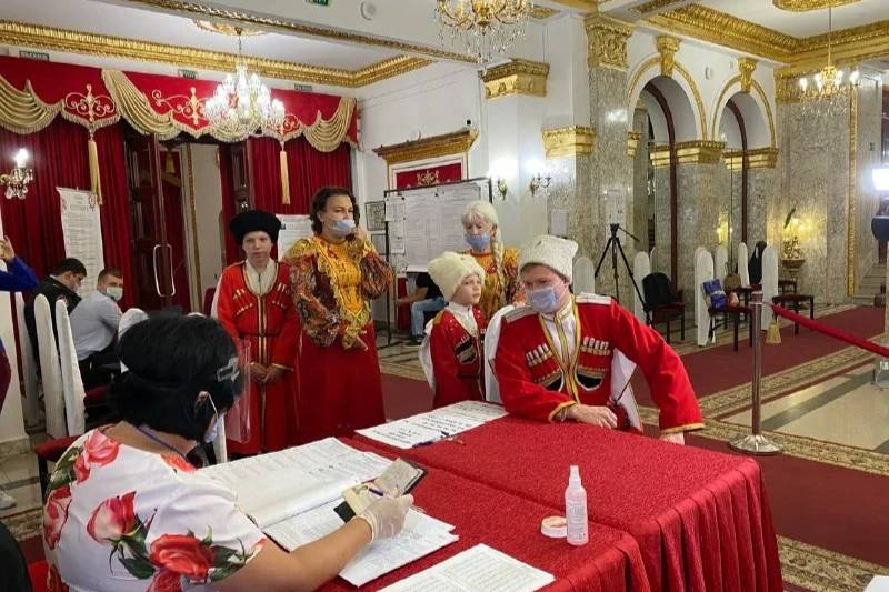 На Кубани казачья семья призвала не залёживаться дома и пришла на думские выборы в народных костюмах