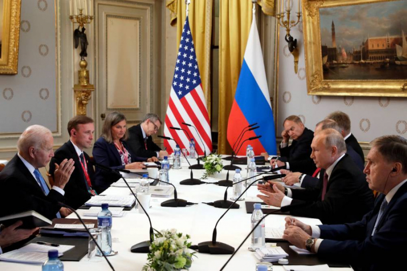 Песков назвал возможные санкции США бездумной секирой и пообещал мудрый ответ Путина