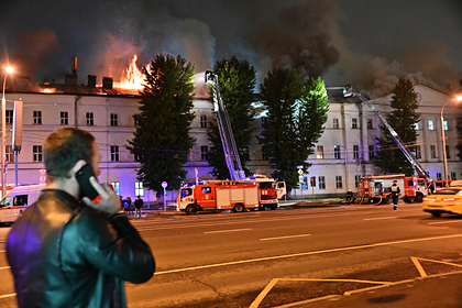 Площадь пожара в общежитии Военного университета в Москве увеличилась вдвое