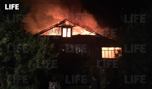 Пожар уничтожил трёхэтажный дом в Подмосковье, где находилась семья с ребёнком