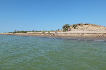 Пропавший в Каспийском море катер нашелся у обезлюдевшего острова