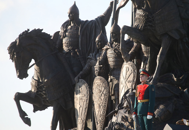 Путин отметил образы псковских десантников в мемориале Невскому