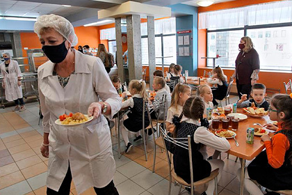 Россиянам объяснили запрет макарон с фаршем в школьных столовых