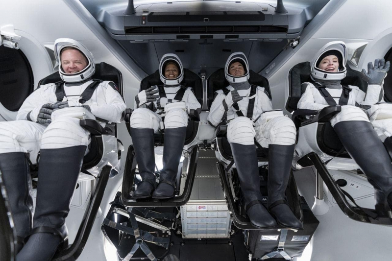 SpaceX впервые в истории запустила корабль с полностью гражданским экипажем